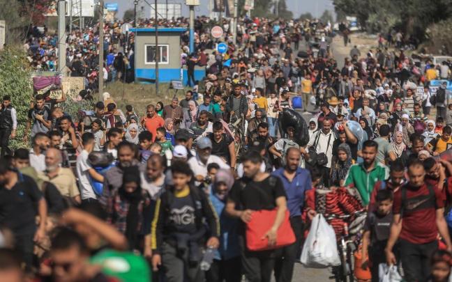 Familias palestinas huyen del norte de Gaza tras las amenazas israelíes.