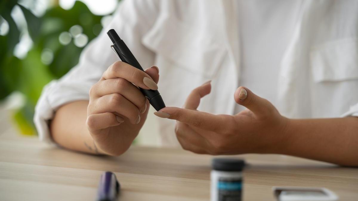 Quienes usan insulina o ciertos medicamentos hipoglucemiantes pueden experimentar bajadas peligrosas de glucosa si pasan demasiadas horas sin comer