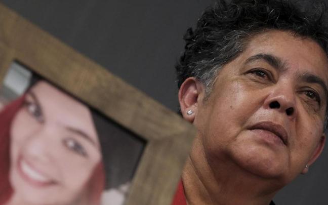 Miriam Rodríguez, la madre de Romina Celeste, junto a la imagen de su hija.