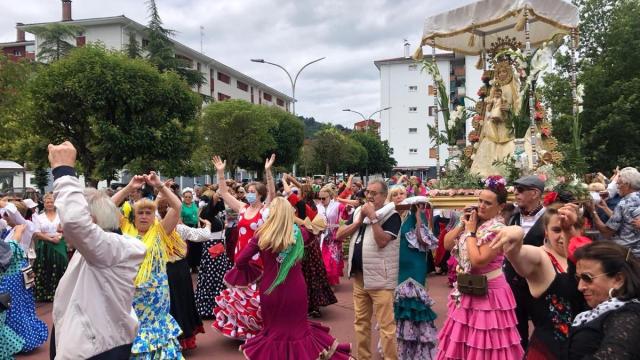 Faralaes y trajes de romero acompañan a la Blanca Paloma en su recorrido hasta Arruena, en una edición anterior de la Romería del Rocío.