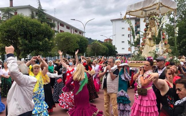 Faralaes y trajes de romero acompañan a la Blanca Paloma en su recorrido hasta Arruena, en una edición anterior de la Romería del Rocío.