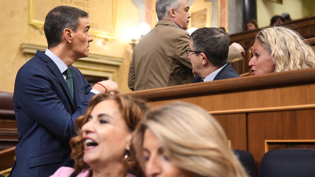 El presidente del Gobierno, Pedro Sánchez, el secretario de organización del PSOE, Santos Cerdán, y el portavoz del PSOE en el Congreso, Patxi López, durante una sesión de control al Gobierno