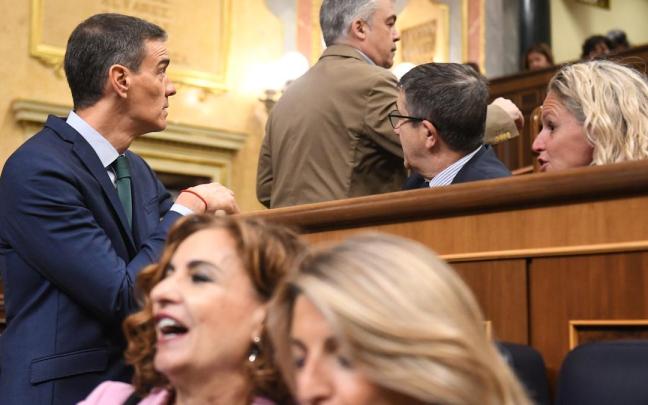 El presidente del Gobierno, Pedro Sánchez, el secretario de organización del PSOE, Santos Cerdán, y el portavoz del PSOE en el Congreso, Patxi López, durante una sesión de control al Gobierno