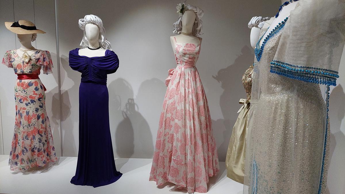 Varios de los trajes de la exposición.