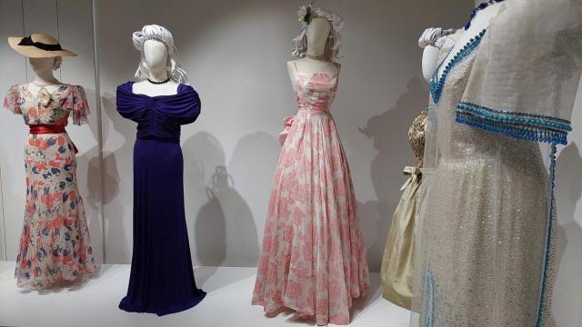 Varios de los trajes de la exposición.