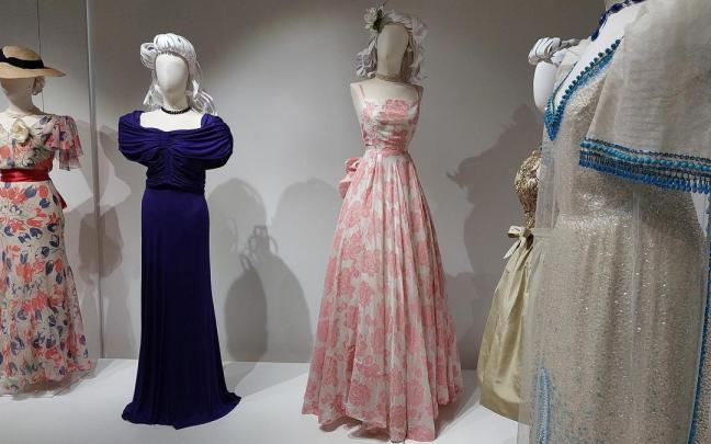 Varios de los trajes de la exposición.