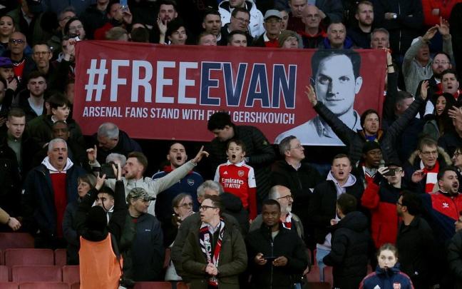 Imagen de archivo de una pancarta a favor de la liberación del periodista estadounidense Evan Gershkovich.