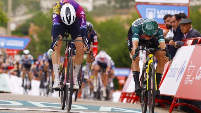 Marianne Vos, de verde, supera a Bredewold. / Visma Marianne Vos, de verde, supera a Bredewold.