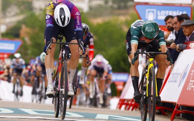 Marianne Vos, de verde, supera a Bredewold.