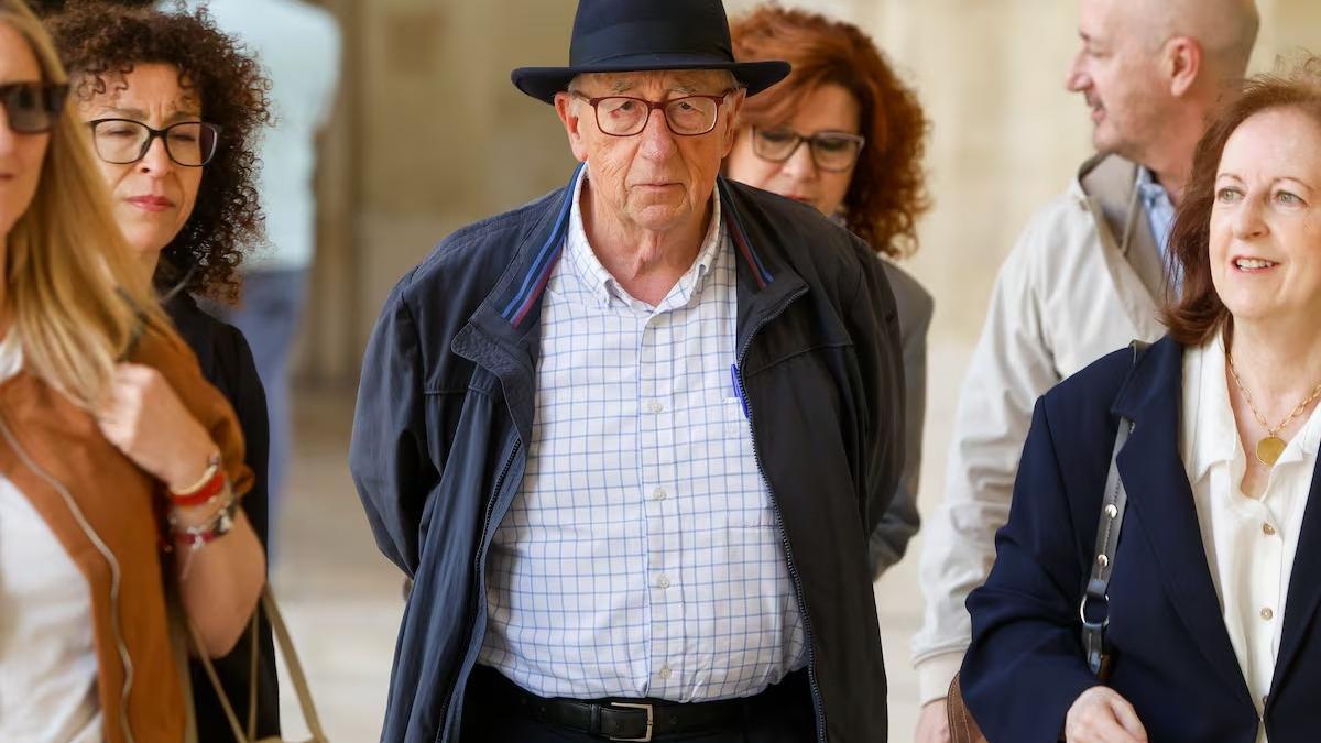 El expresidente de Les Corts Valencianes y de la Diputación de Alicante, Julio de España (PP), a su llegada al juicio por un delito de agresión sexual el pasado mes de mayo.