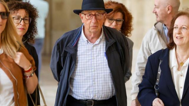 El expresidente de Les Corts Valencianes y de la Diputación de Alicante, Julio de España (PP), a su llegada al juicio por un delito de agresión sexual el pasado mes de mayo.