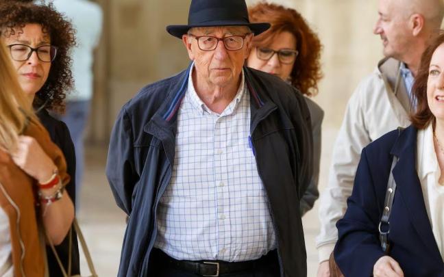 El expresidente de Les Corts Valencianes y de la Diputación de Alicante, Julio de España (PP), a su llegada al juicio por un delito de agresión sexual el pasado mes de mayo.