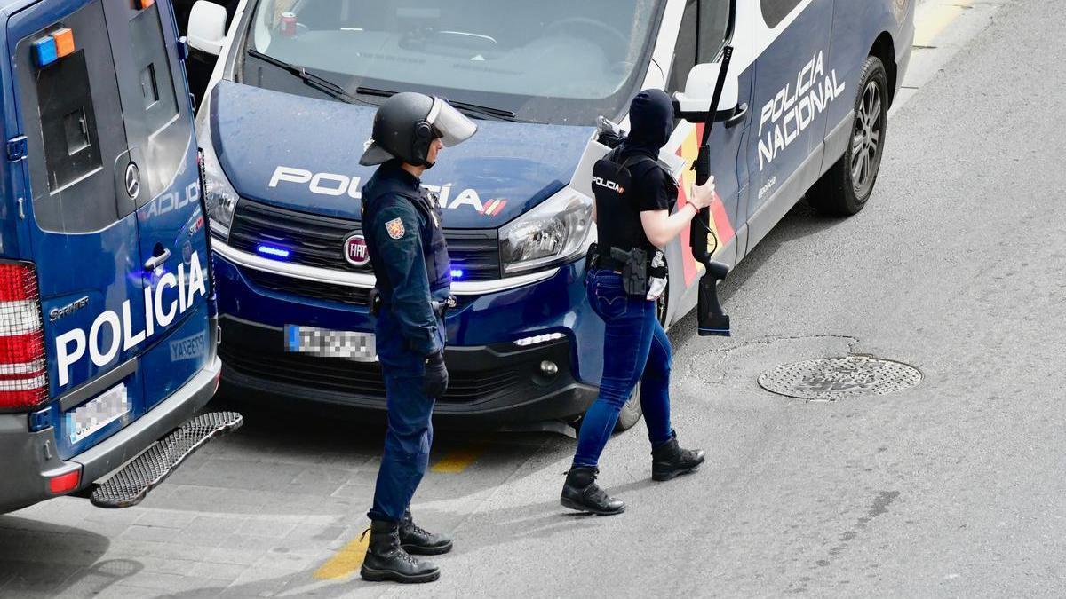 Imagen de archivo de dos agentes de la Policía Nacional en Ceuta.