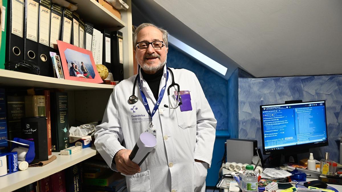 El doctor Ricardo Franco en su despacho del pabellón Revilla.