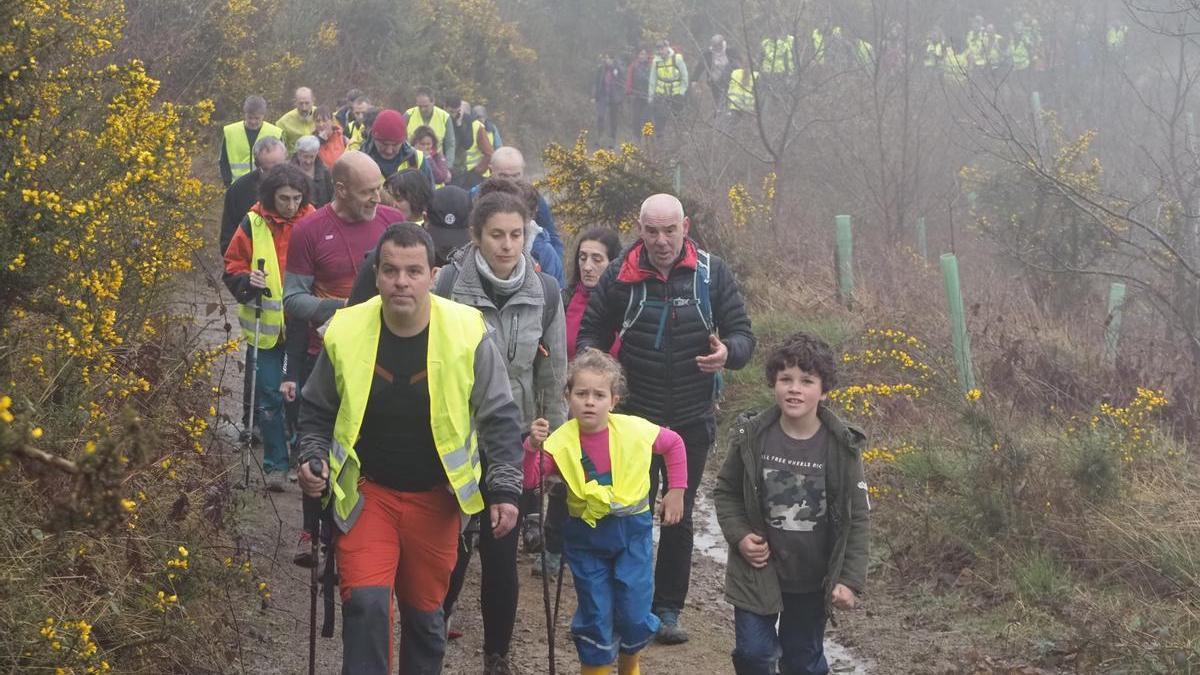 El amarillo marcó el desarrollo de la protesta contra el parque eólico de Basalgo