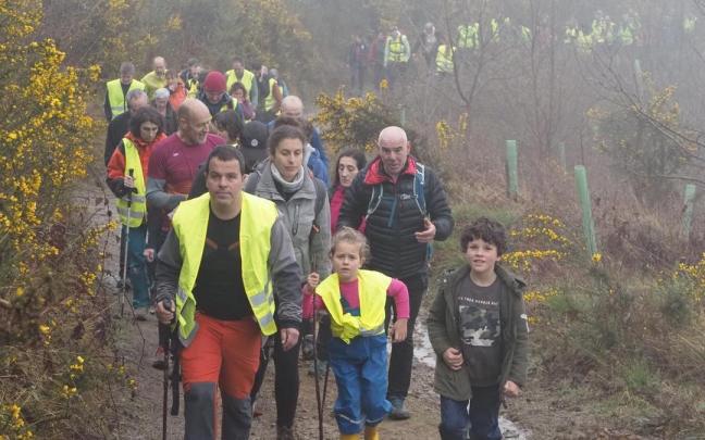El amarillo marcó el desarrollo de la protesta contra el parque eólico de Basalgo