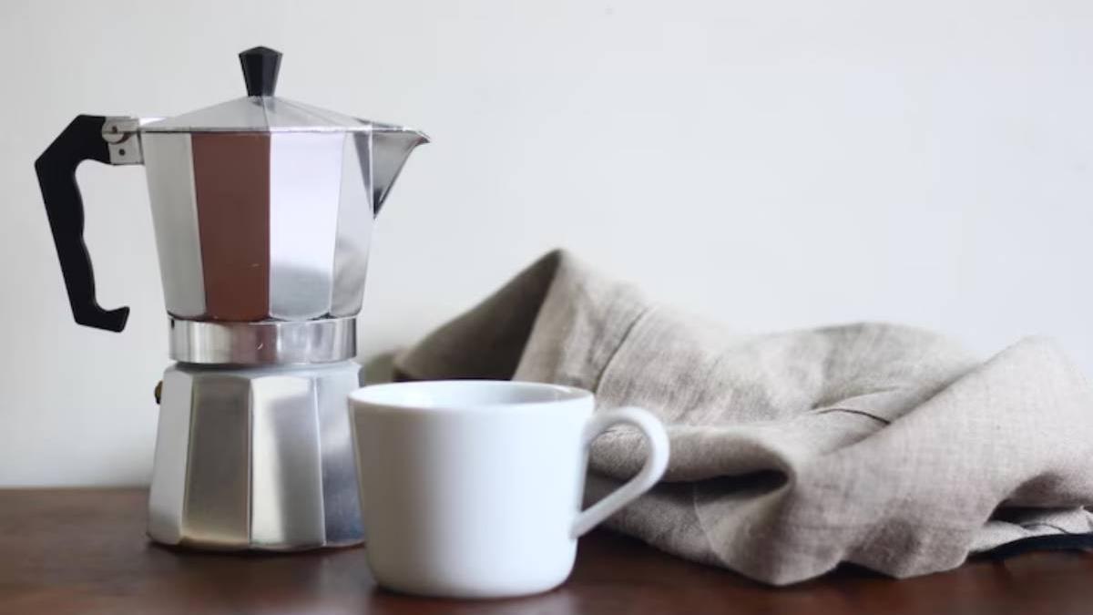 Ya sea una cafetera italiana, de cápsulas, prensa francesa o una sofisticada máquina automática, el ritual del café es sagrado para muchos
