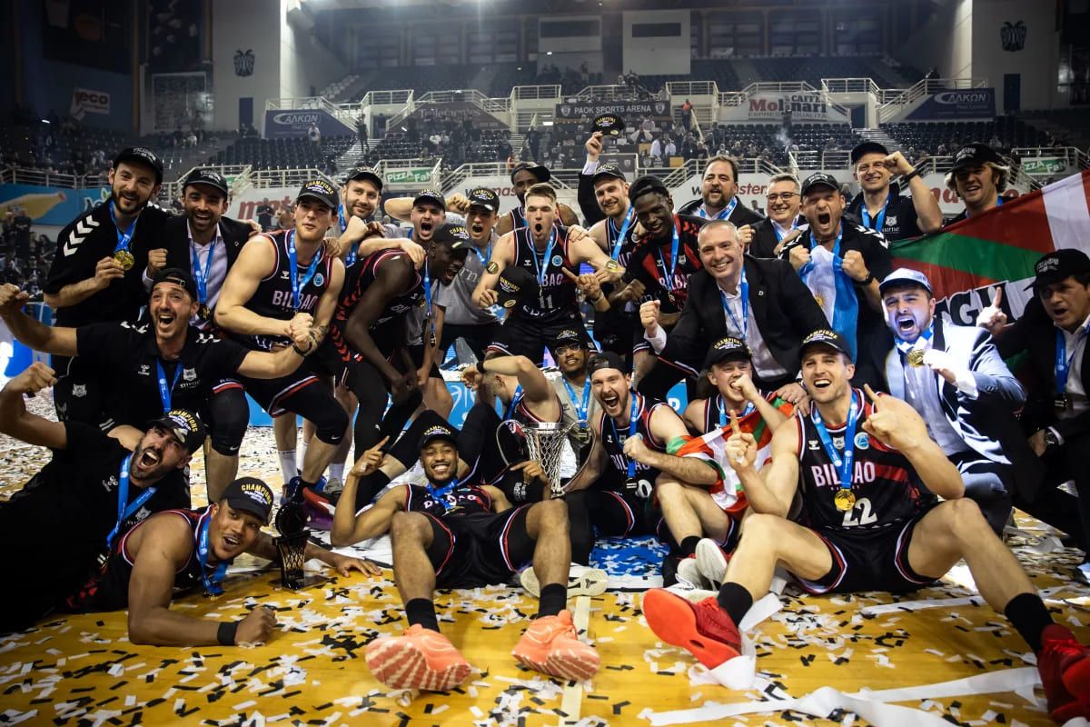 La plantilla de Bilbao Basket celebra en Salónica el histórico título europeo. / FIBA