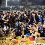 La plantilla de Bilbao Basket celebra en Salónica el histórico título europeo. / FIBA