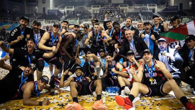 La plantilla de Bilbao Basket celebra en Salónica el histórico título europeo. / FIBA