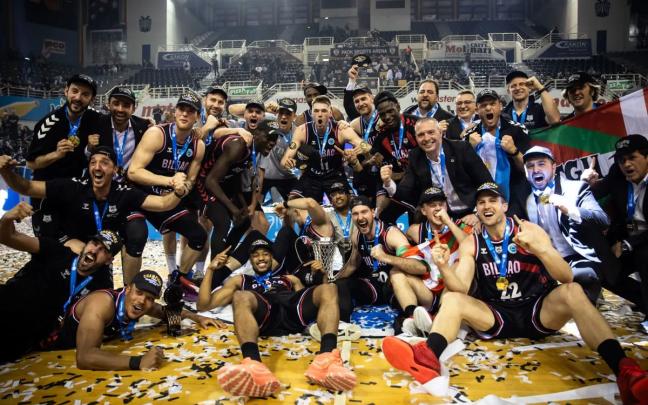 La plantilla de Bilbao Basket celebra en Salónica el histórico título europeo. / FIBA
