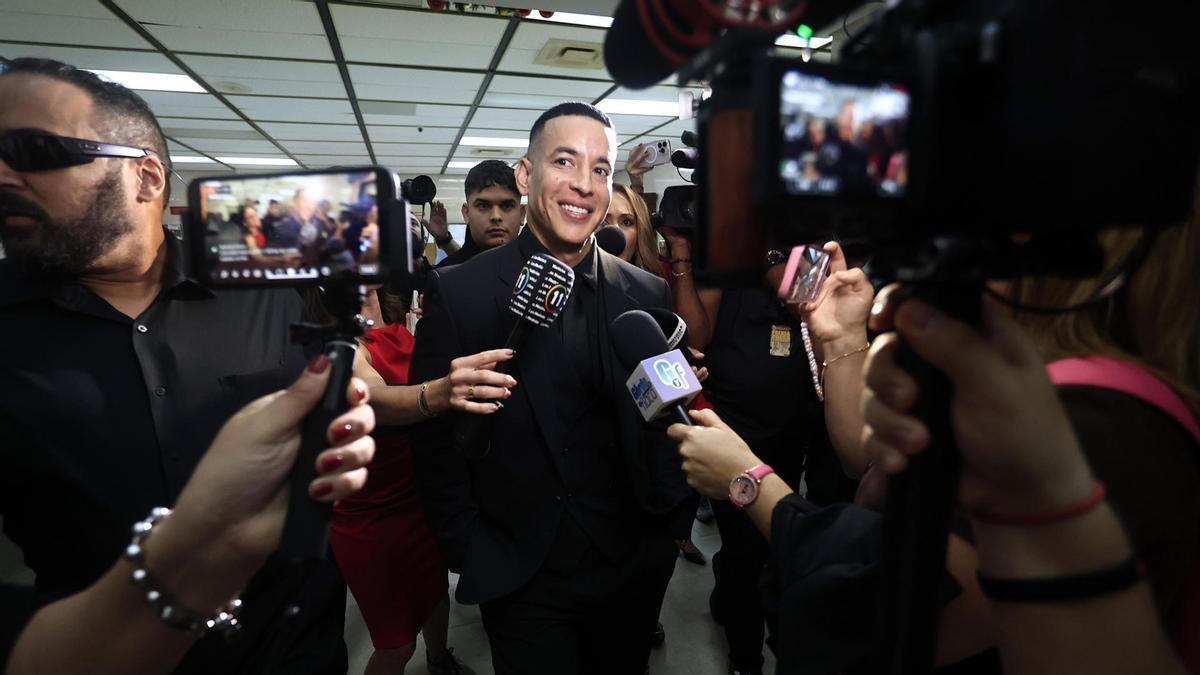 Daddy Yankee habla con medios de comunicación a su llegada al tribunal en San Juan.