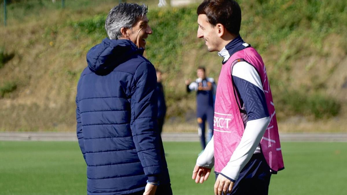 Imanol Alguacil y Mikel Oyarzabal, en el entrenamiento de ayer. / JAVI COLMENERO