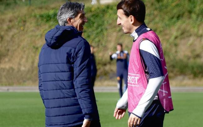 Imanol Alguacil y Mikel Oyarzabal, en el entrenamiento de ayer. / JAVI COLMENERO