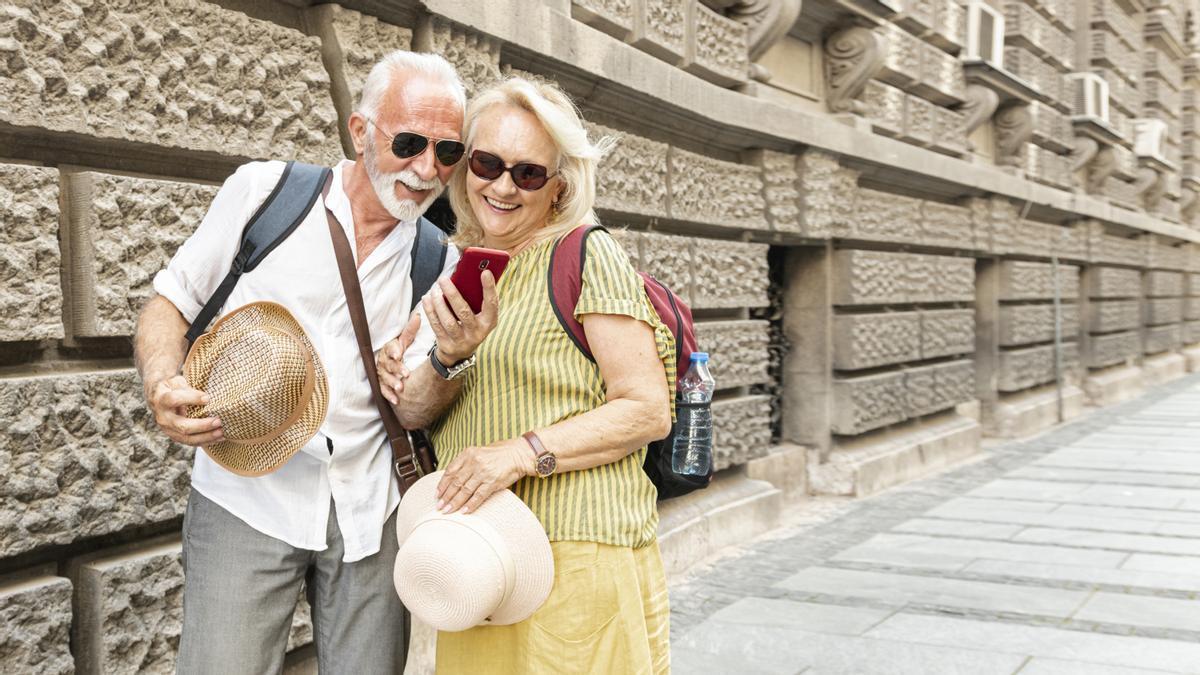 Pareja feliz durante un viaje.