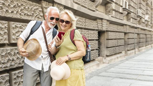 Pareja feliz durante un viaje.