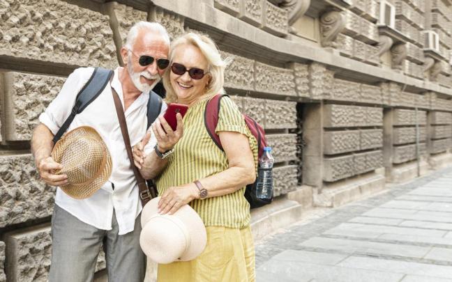 Pareja feliz durante un viaje.