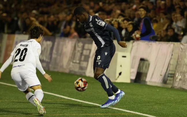 Momo Cho, ante un jugador del Buñol. / N.G.