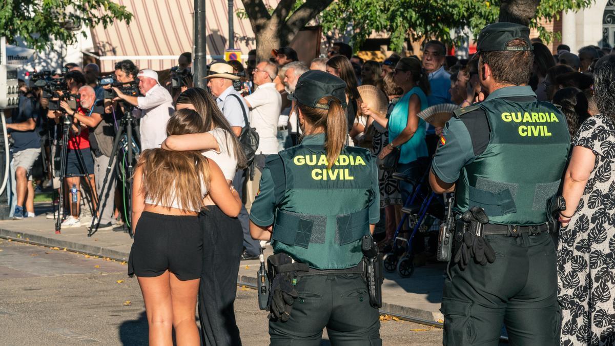 Dos agentes de la Guardia Civil y vecinos de Mocejón durante el minuto de silencio por el asesinato del pequeño