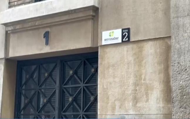 Portal número 1 de la calle San Nicolás de Pamplona, en cuyo segundo piso se encuentra la sede de Servinabar.
