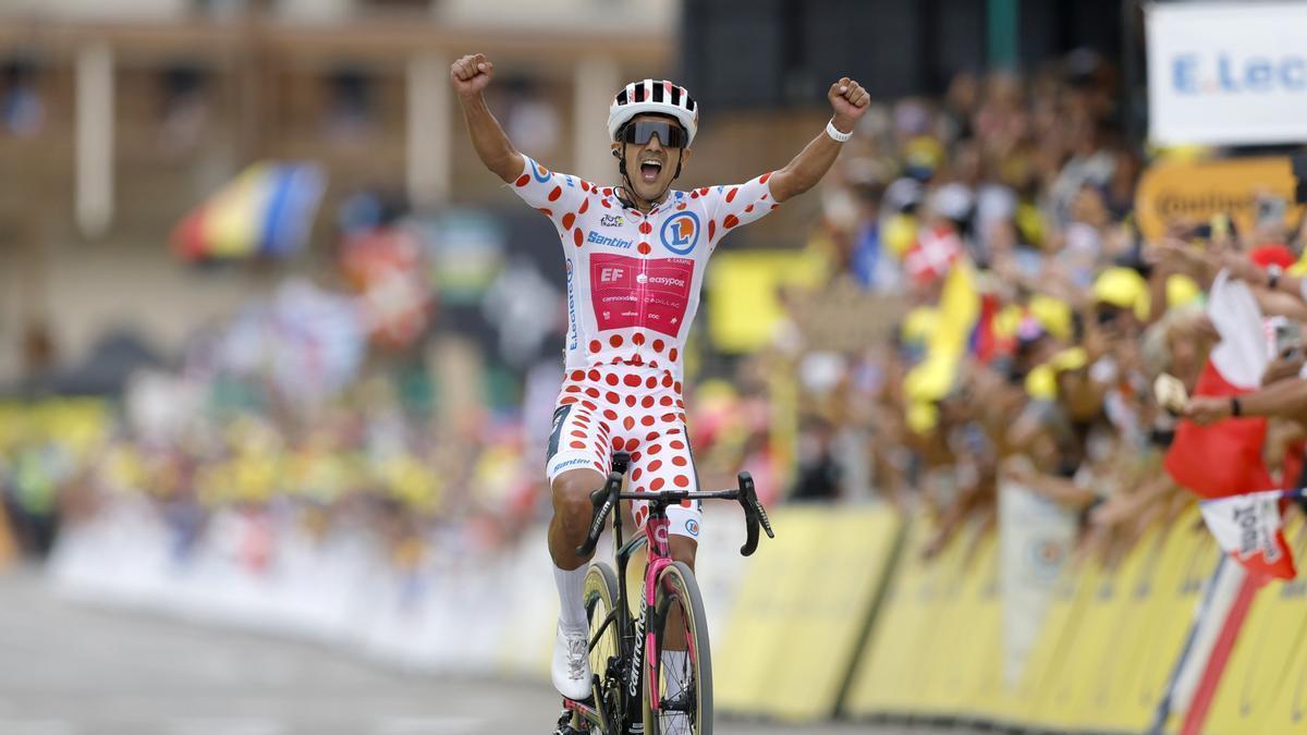 Carapaz celebra la victoria en Alpe d'Huez, la segunda en lo que va de Tour.