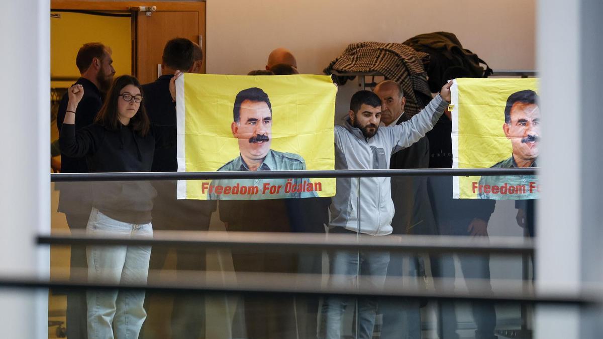 Activistas kurdos piden la liberación de Ocalan, líder del PKK, en el Parlamento Europeo.