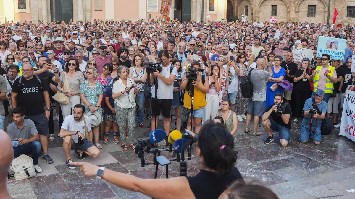 Cientos de personas reclaman la dimisión del presidente de la Generalitat, Carlos Mazón