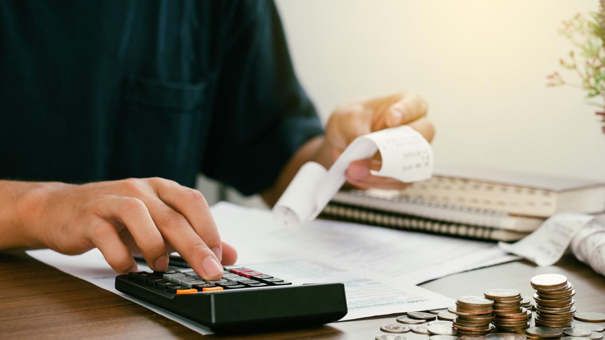 Una persona realiza cálculos sobre sus finanzas personales.