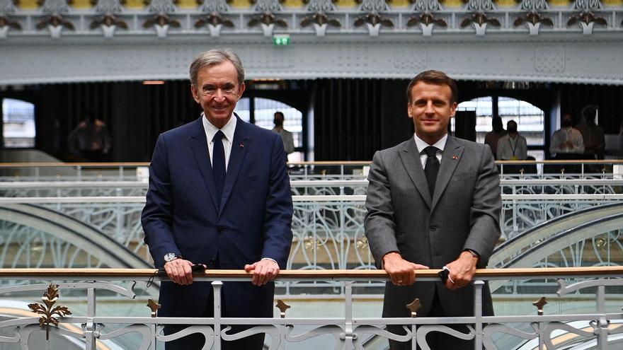 Emmanuel Macron (d) y Bernard Arnault (i).