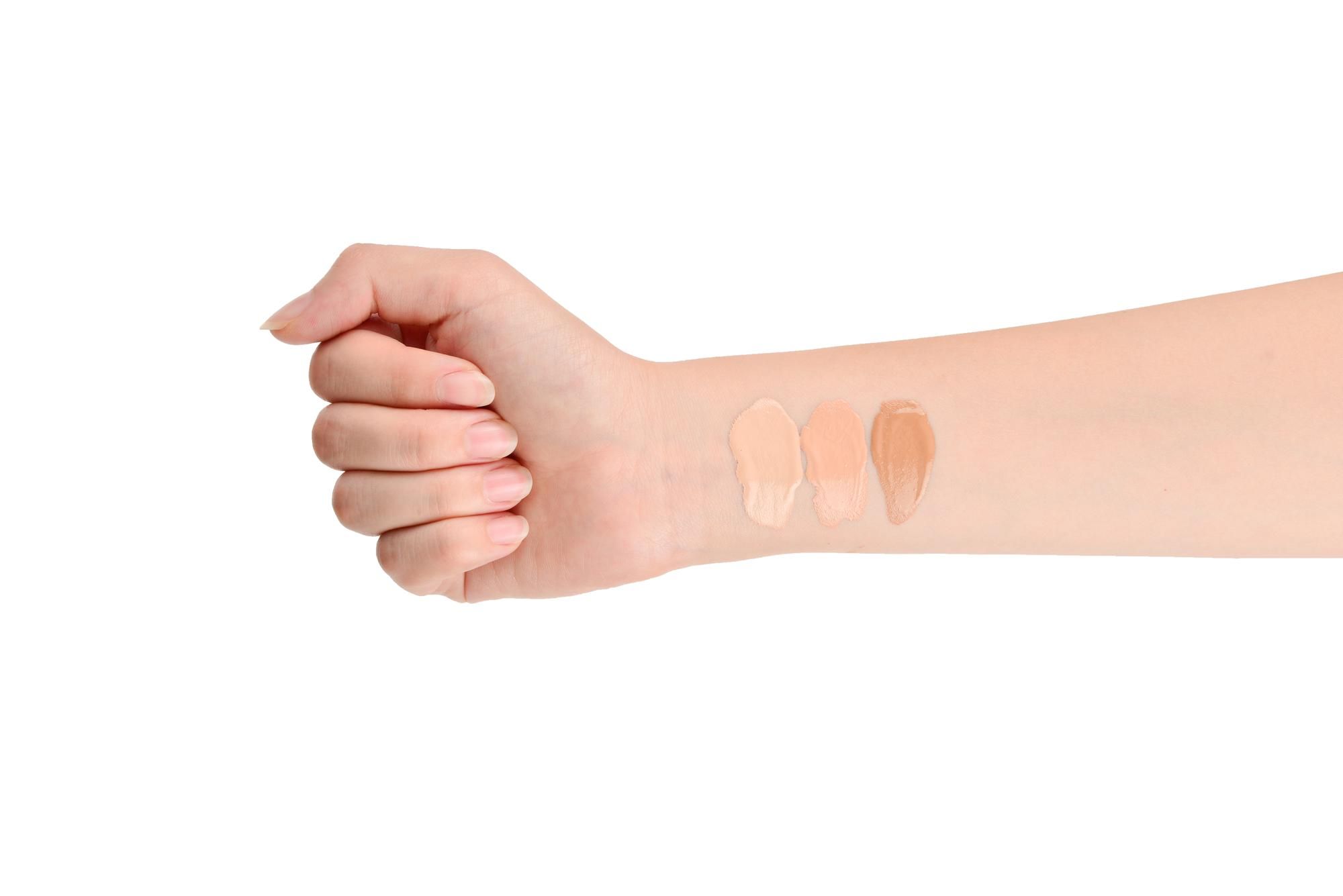 Distintas tonalidades de corrector en el antebrazo de una mujer.