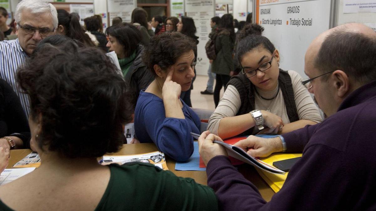 Un grupo de jóvenes en la Feria de Orientación Universitaria de la UPV/EHU.