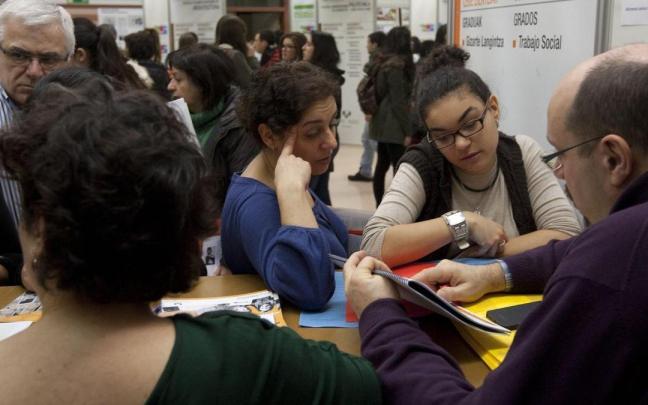 Un grupo de jóvenes en la Feria de Orientación Universitaria de la UPV/EHU. Un grupo de jóvenes en la Feria de Orientación Universitaria de la UPV/EHU.