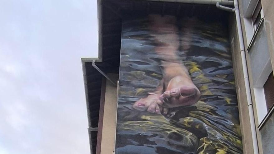 El mural muestra unos pies sumergidos en el agua fresca de un riachuelo