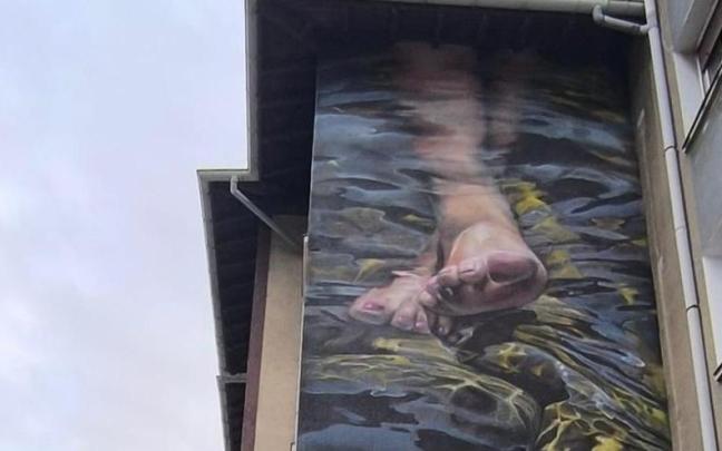 El mural muestra unos pies sumergidos en el agua fresca de un riachuelo