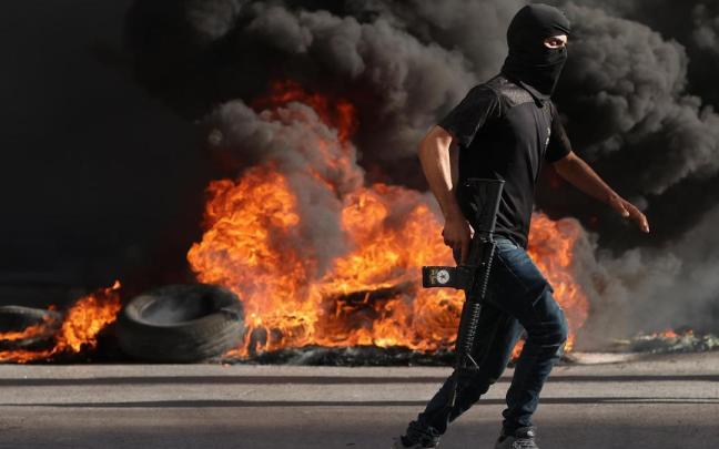 Un miliciano palestino durante los enfrentamientos contra el Ejército israelí en Yenín.