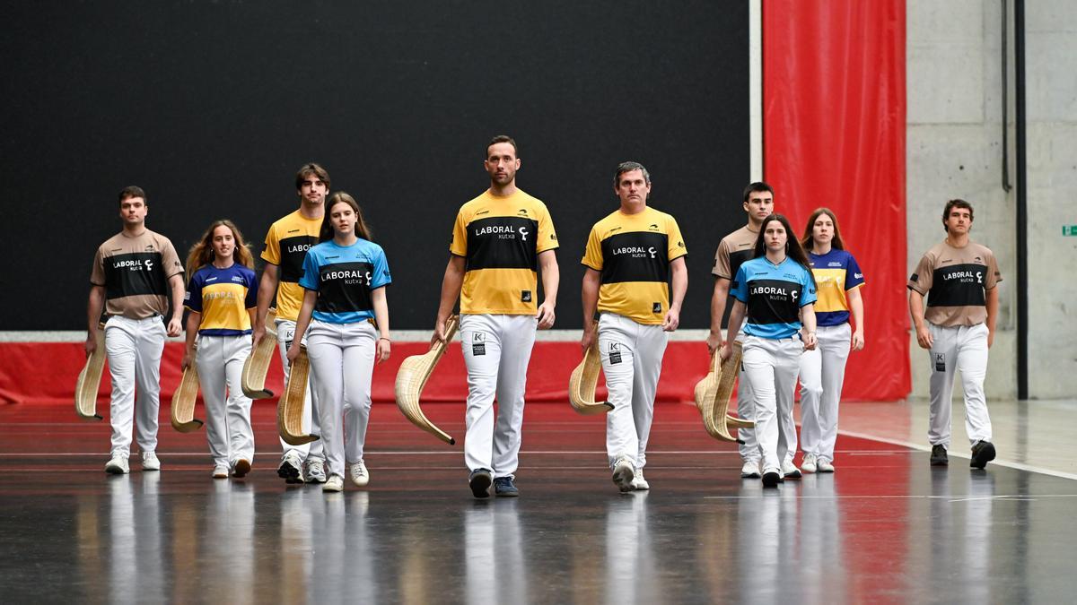 Uranga, Oaia, Johan, Elaia, Imanol López, Erkiaga, Frida, Urreisti, Helena y Lekerika en la presentación del Master Series de Zumaia.