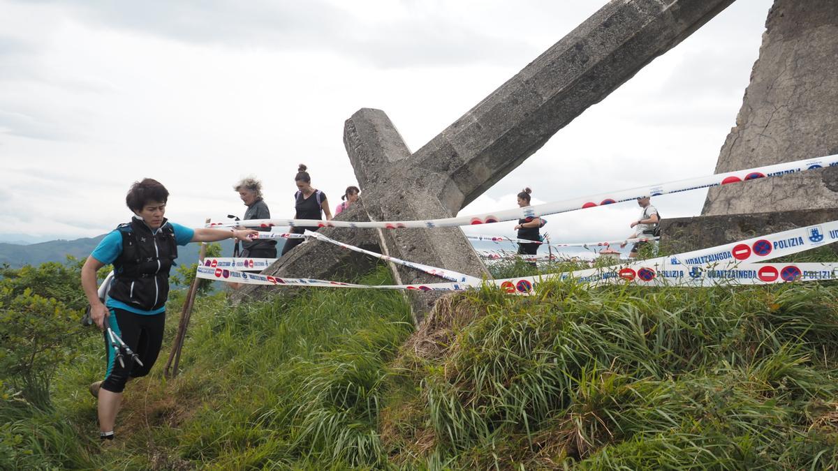 Participantes en la última edición de la Vuelta Montañera a Elgoibar, rodeando la cruz del monte Morkaiko.