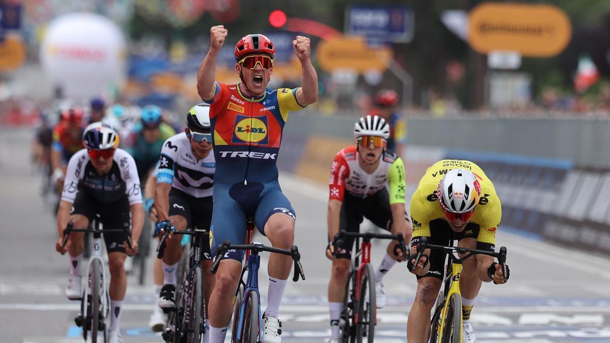 Pedersen festeja la victoria por delante de Van Aert.