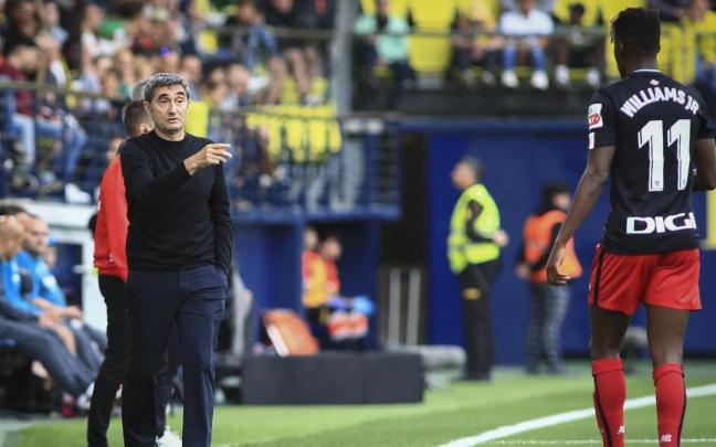 Ernesto Valverde da instrucciones a Nico Williams en el choque ante el Villarreal.