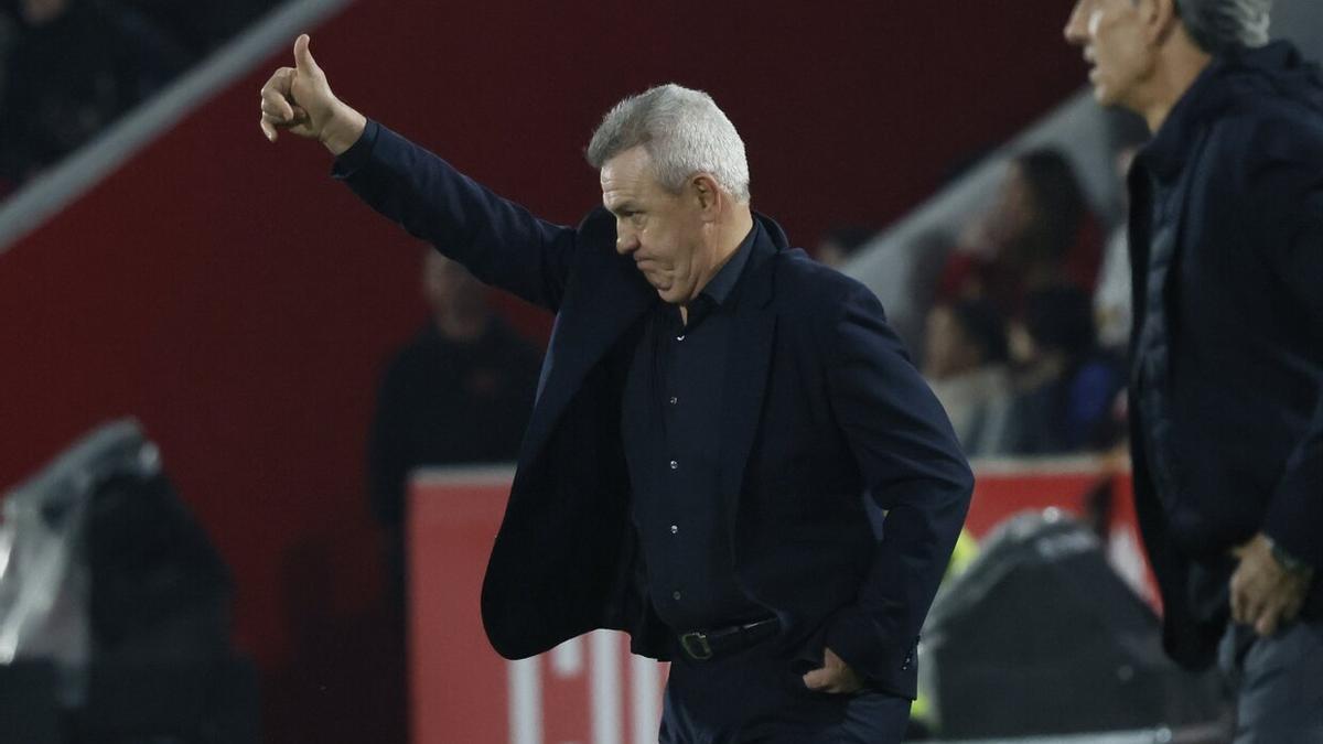 Javier Aguirre, durante el partido de este martes. / CATI CLADERA